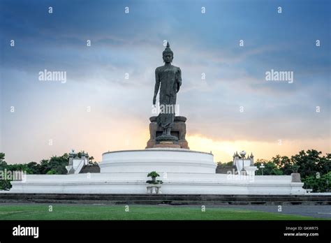 The Rise and Fall of Nakhon Pathom: A Pivotal Moment in Early Siamese Urbanism and Monastic Buddhism